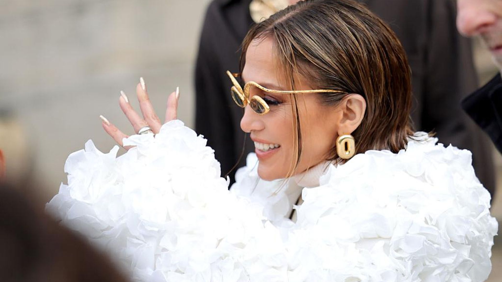 Jennifer Lopez sorprende con radical cambio de look en un desfile de moda en París