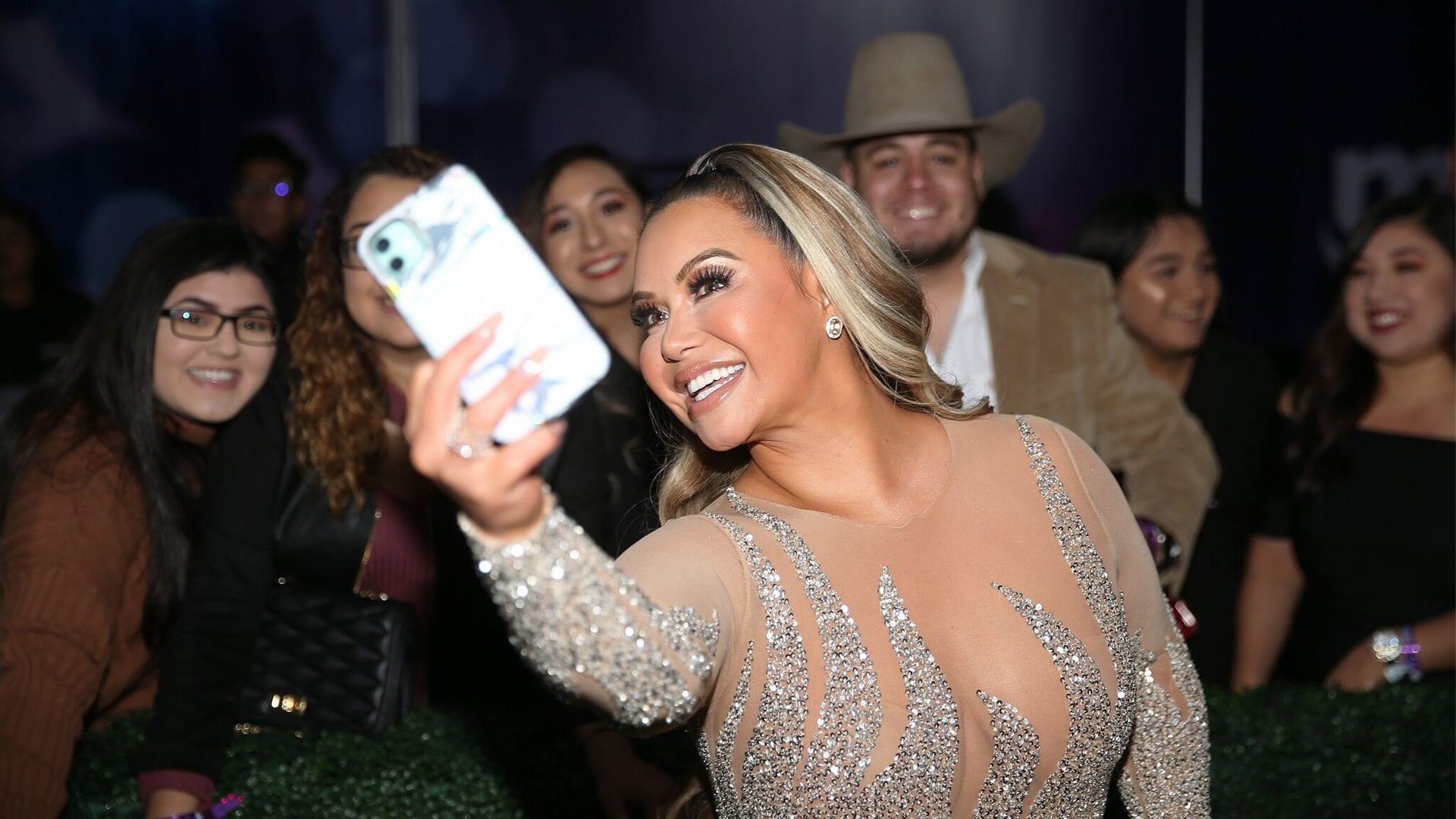 Chiquis Rivera es evacuada de un avión por una falla mecánica