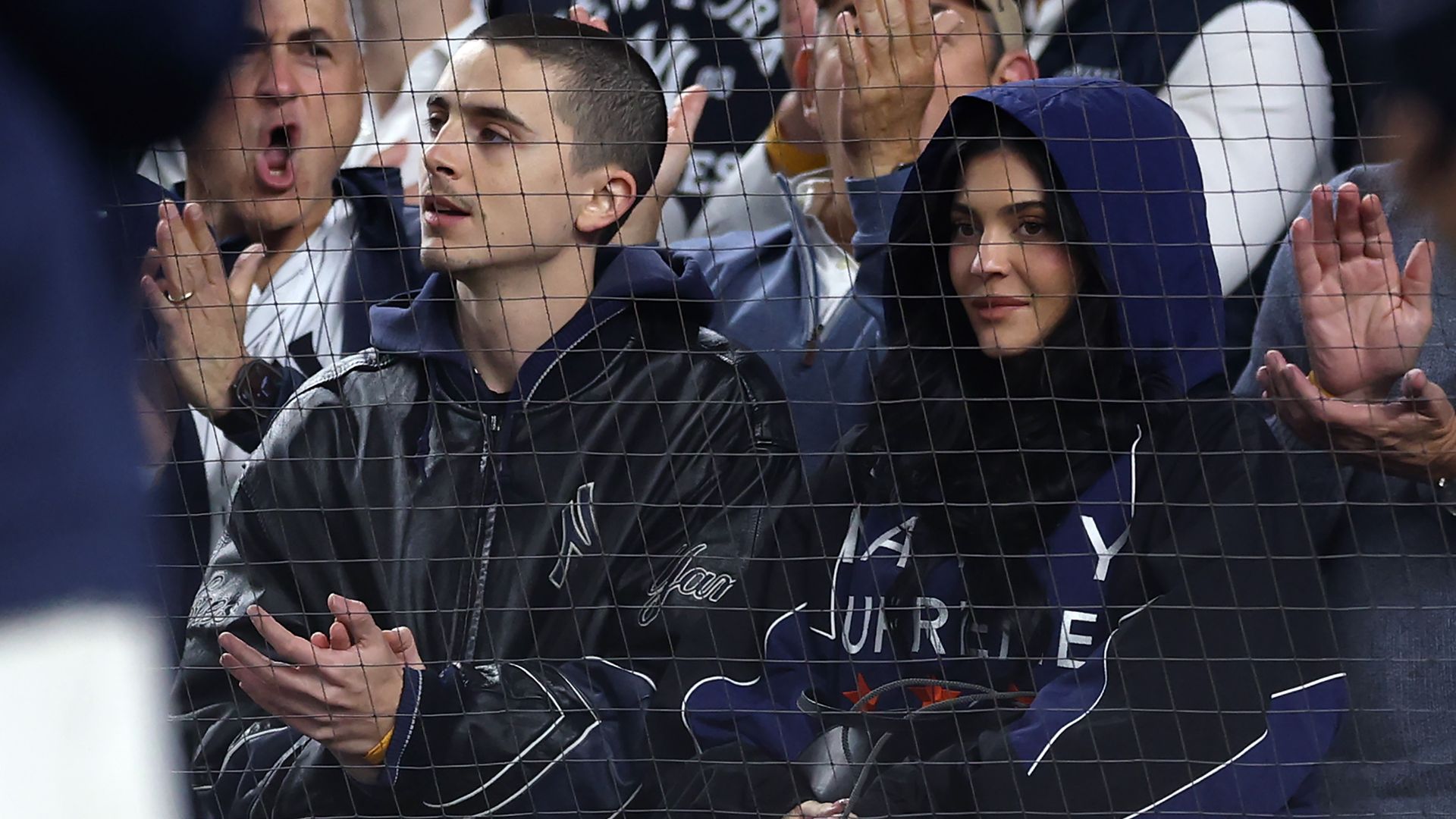 Timothé Chalamet y Kylie Jenner lucieron looks a juego en el partido de los New York Yankees y los Toronto Blue Jays.