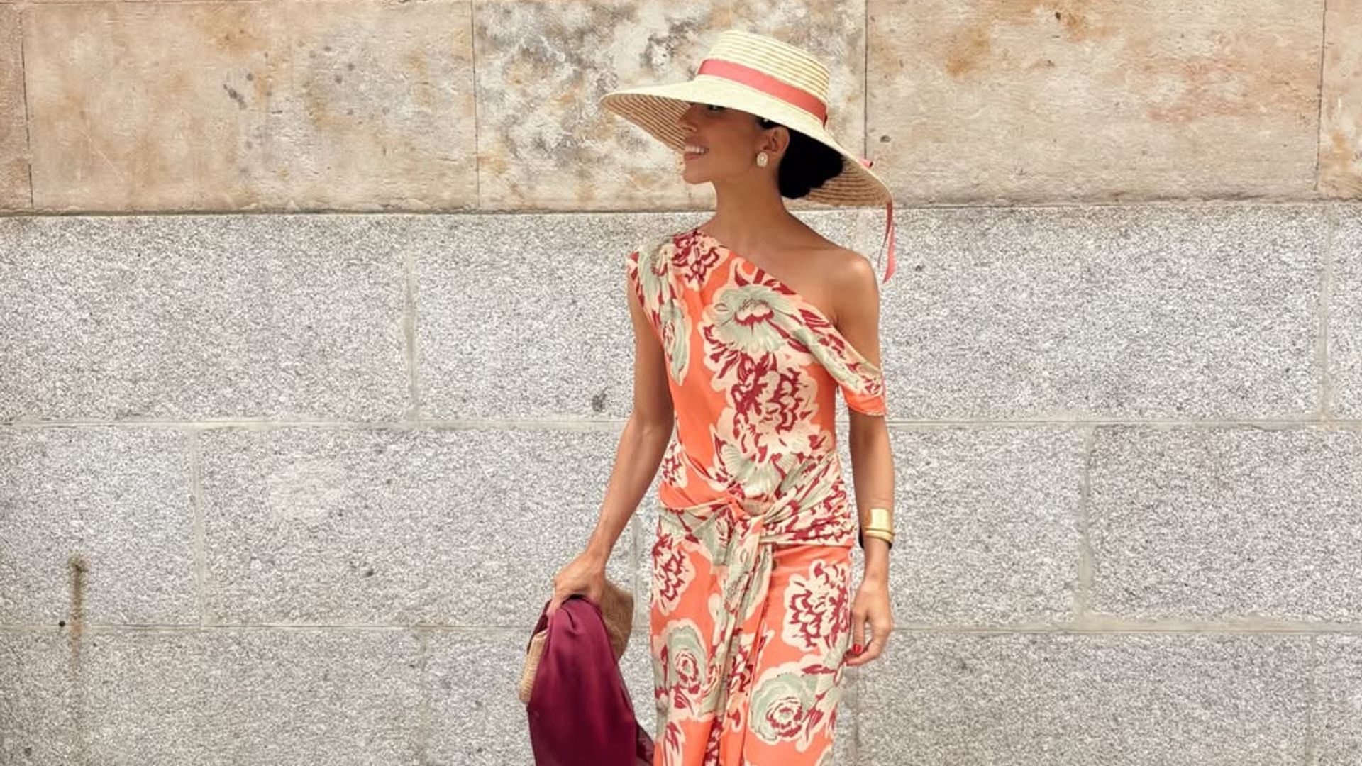 Laura Corsini con look de invitada estampado
