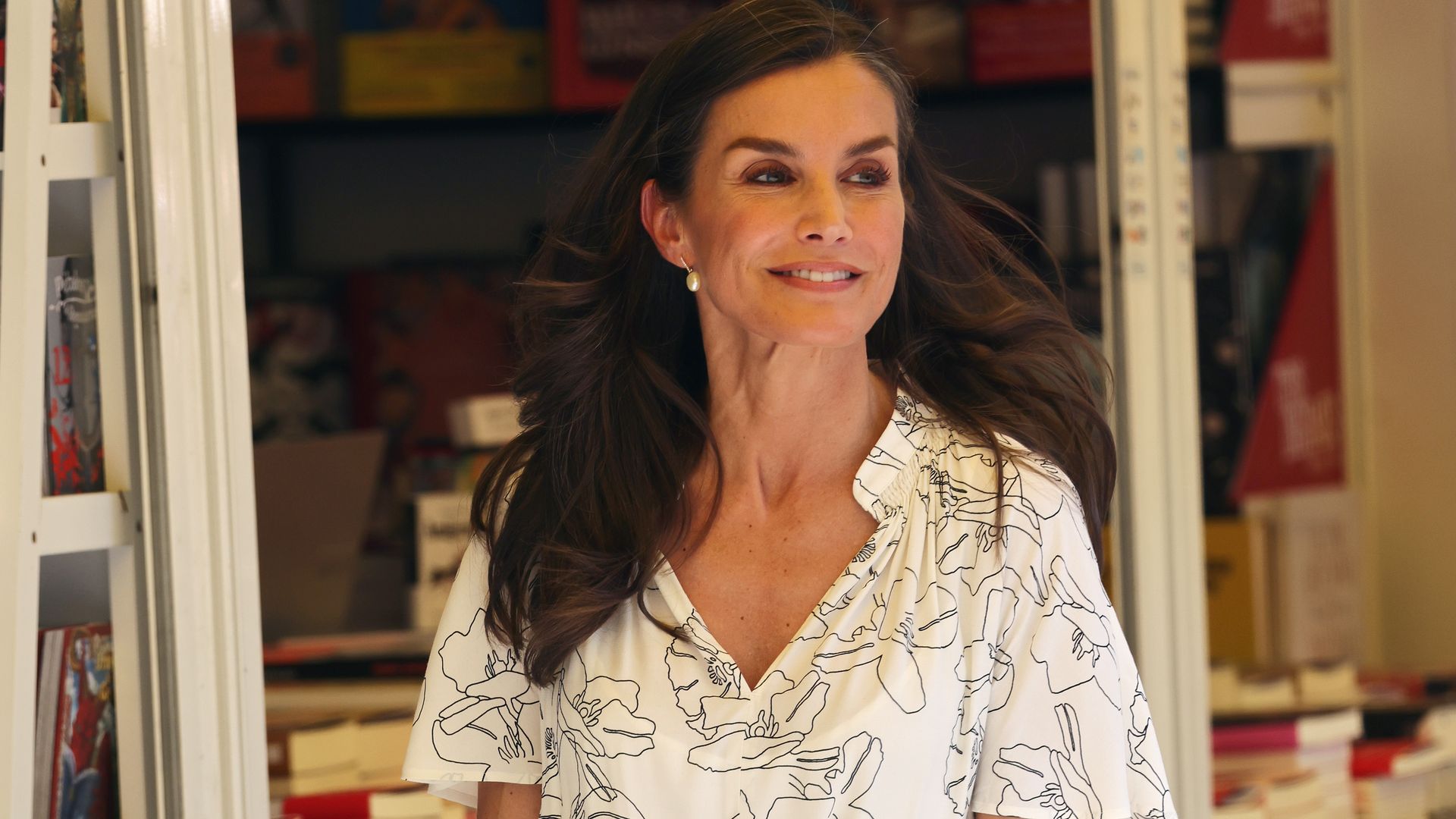 La reina Letizia confirma su fórmula infalible para el verano: un vestido de flores que marca cintura y sandalias de tacón sensato