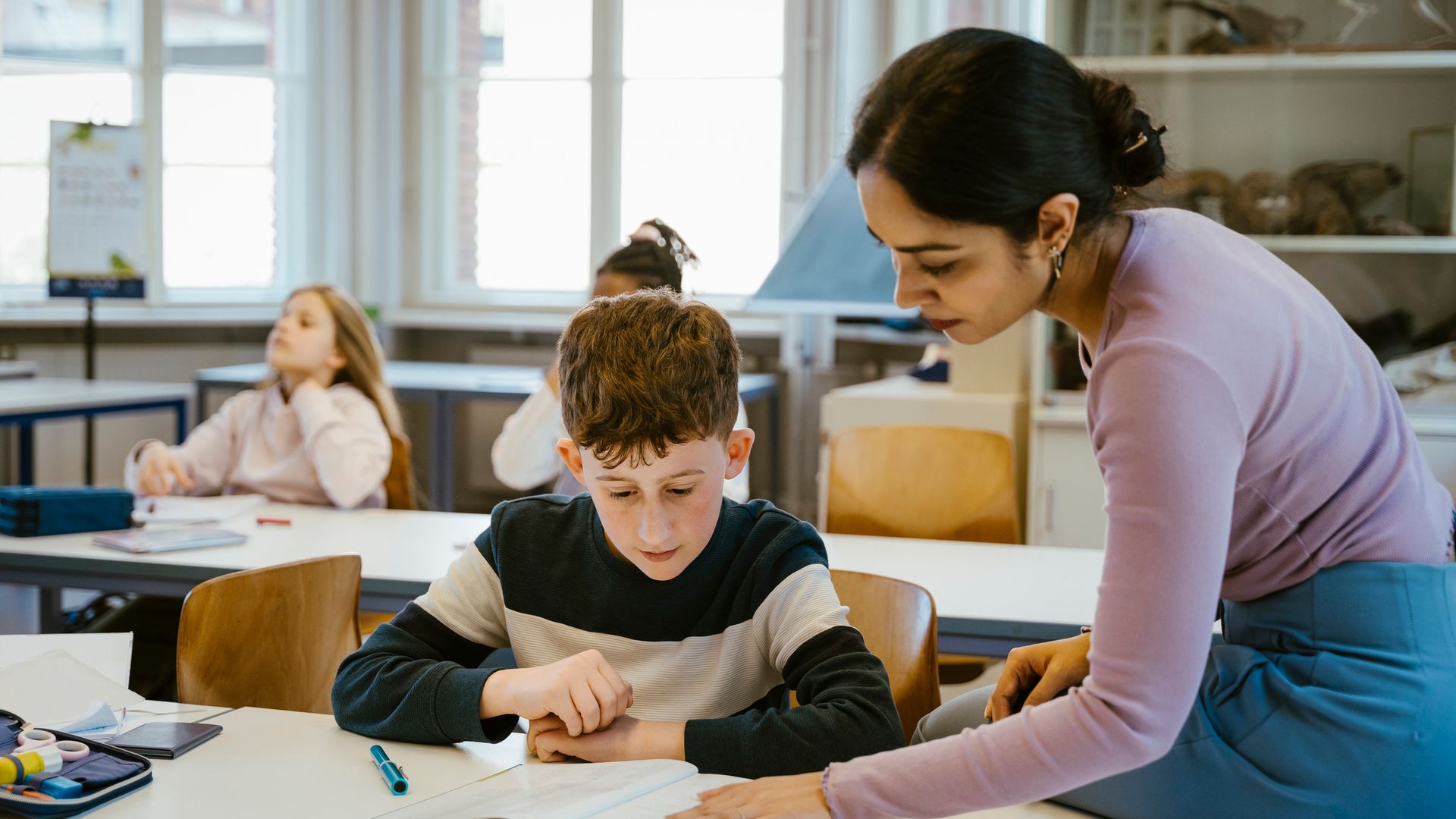profesora junto con un niño en el aula