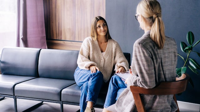 mujer en la consulta del psicólogo