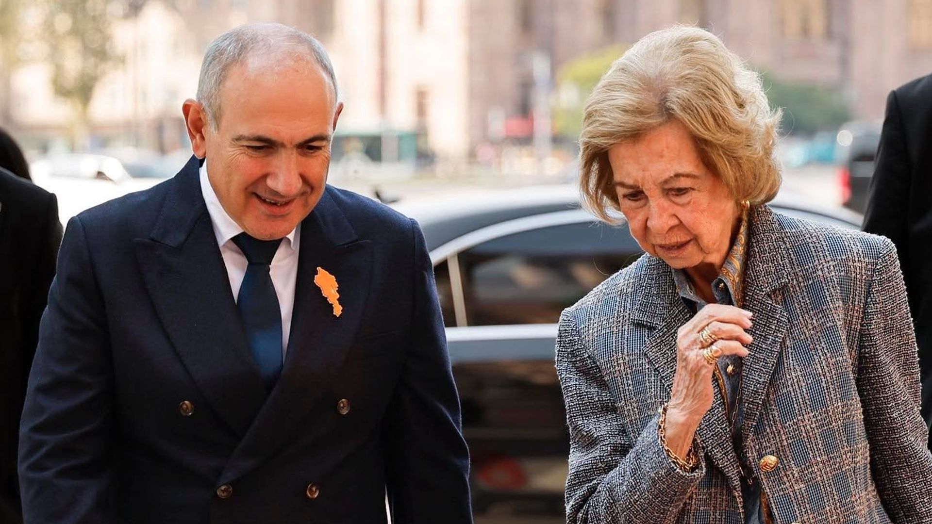 La reina Sofía junto al primer ministro de Armenia