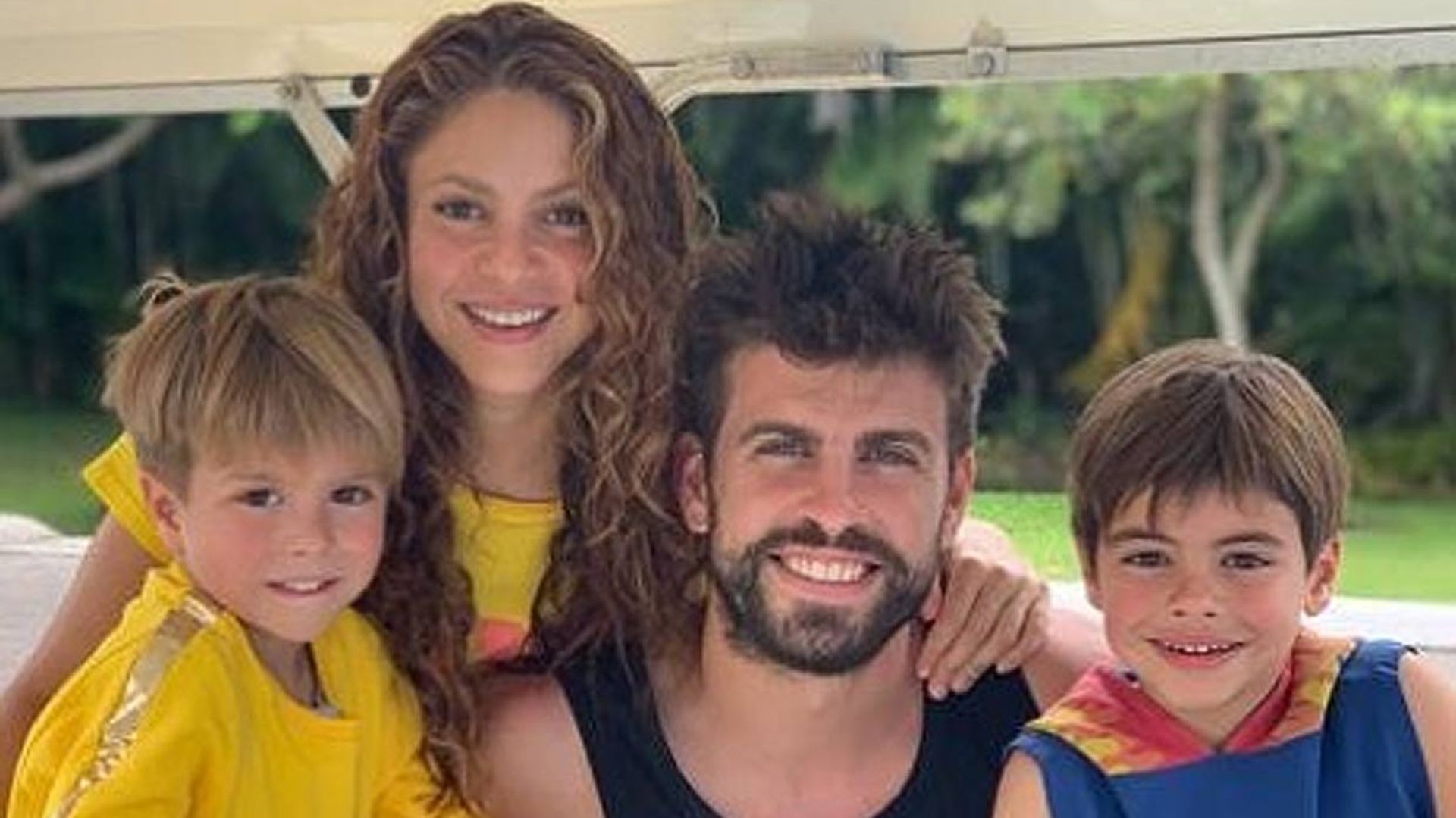 Plan familiar en alta mar: Milan y Sasha animan a Piqué mientras practica 'wakesurf'