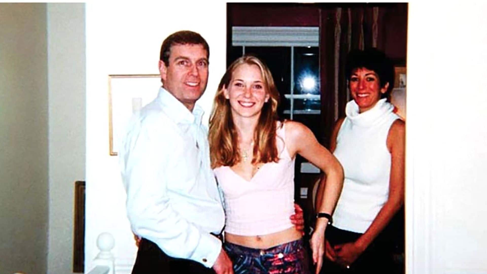 El príncipe Andrés, Virginia Giuffre con  Ghislaine Maxwell' en Londres en 2001
