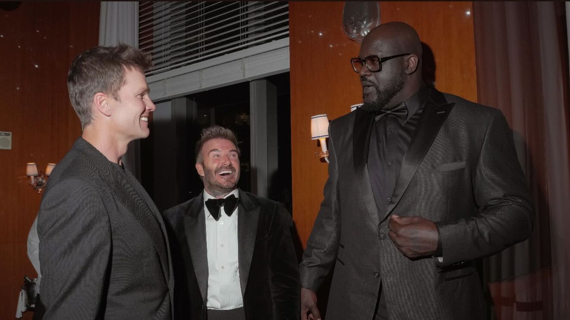 'Soy tan bajito' al lado de la estrella del baloncesto Shaquille O'Neal y el exjugador de la NFL Tom Brady