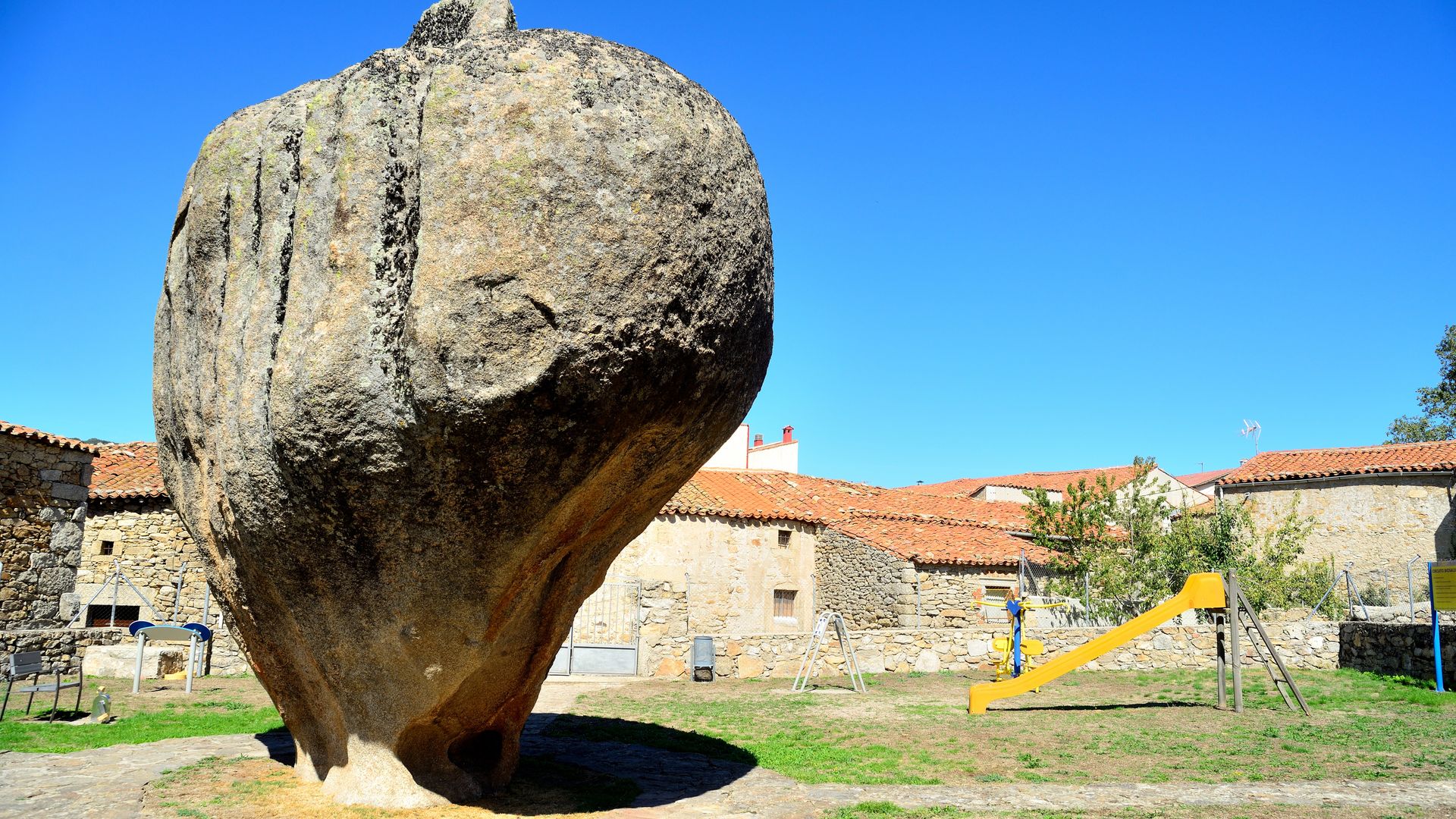La pera, roca de granito de Nava del Barco, Ávila