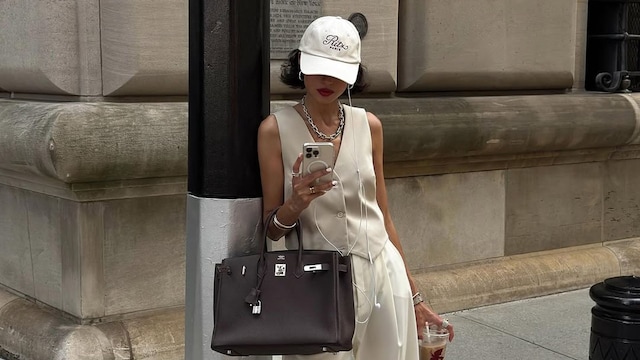traje de chaleco con Adidas Samba y gorra