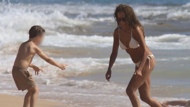 Rosario Flores, junto a Elena y Guillermo Furiase, días de sol y risas en las playas de Cádiz 
