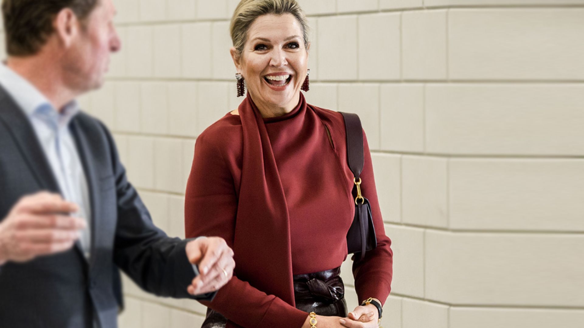 Zara versiona (por tiempo limitado) la cañera falda lápiz que adoran las reinas Máxima y Letizia