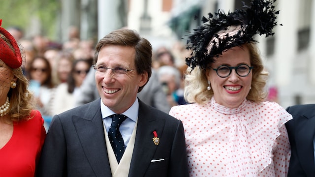 El político José Luis Martínez-Almeida y su hermana Magdalena Martínez-Almeida en su boda con Teresa Urquijo, en Madrid, el sábado 6 de abril de 2024.