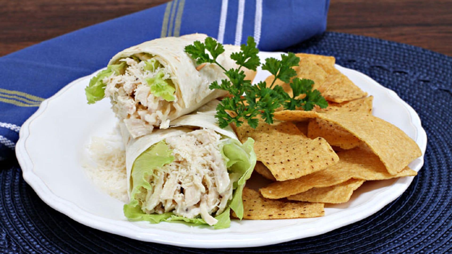'Wraps' de ensalada de pollo con salsa César
