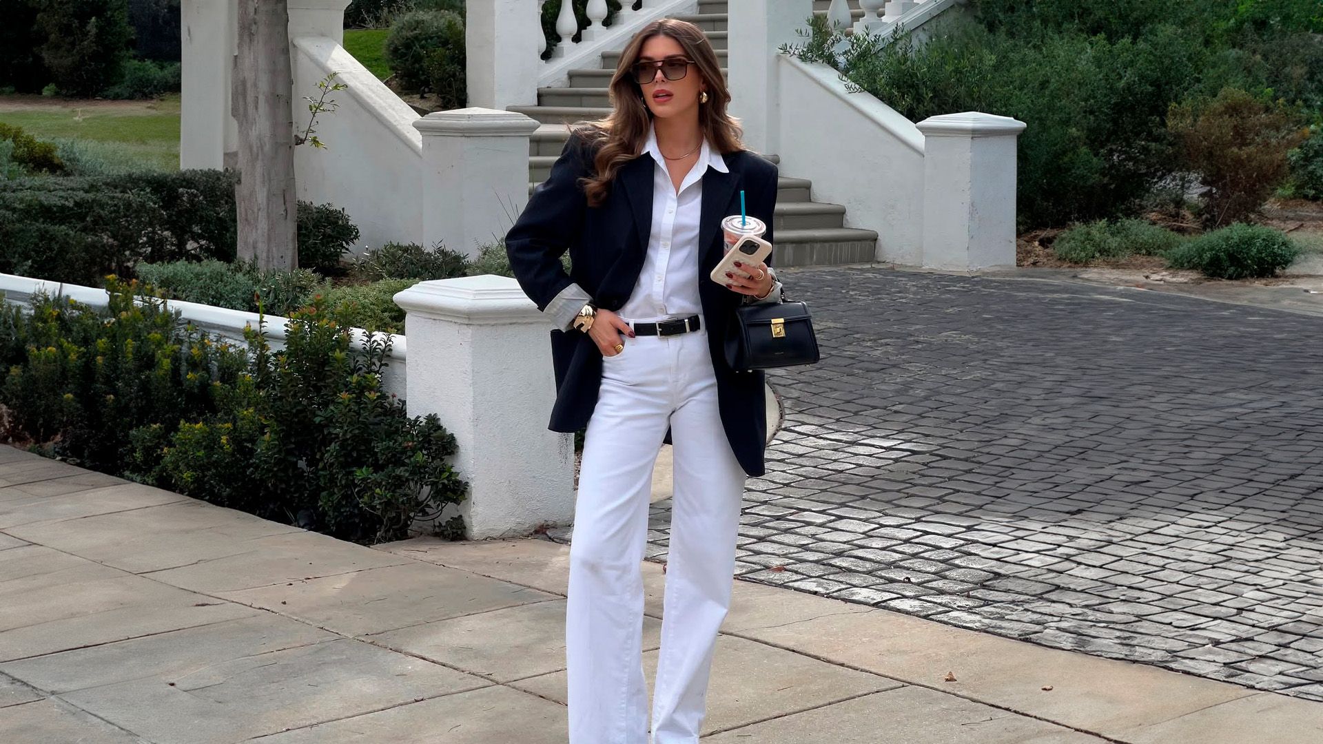 Estos son los vaqueros blancos que las francesas combinan con calzado cómodo de forma elegante