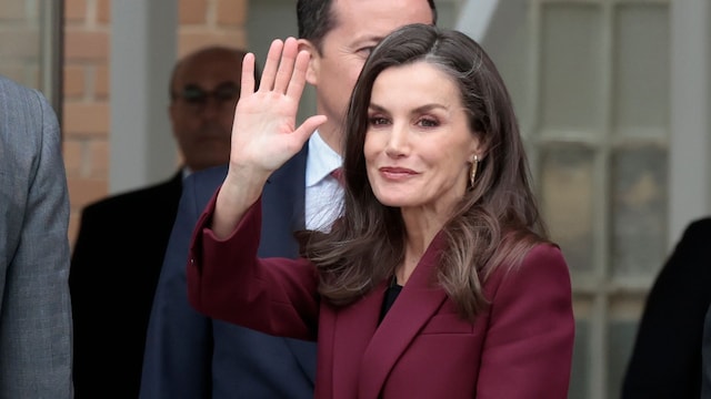   La reina Letizia con traje burdeos durante la visita al Hospital Nacional de Parapléjicos
