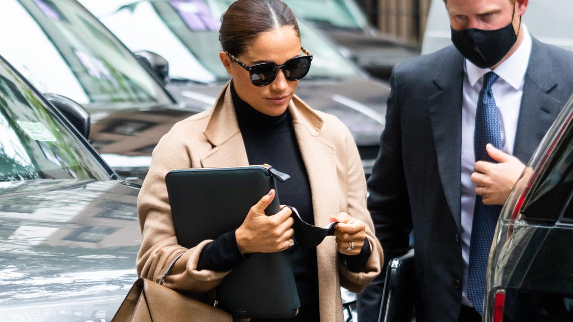 Meghan, ajena a las críticas con un vestido 'perkins' y abrigo batín en la Gran Manzana