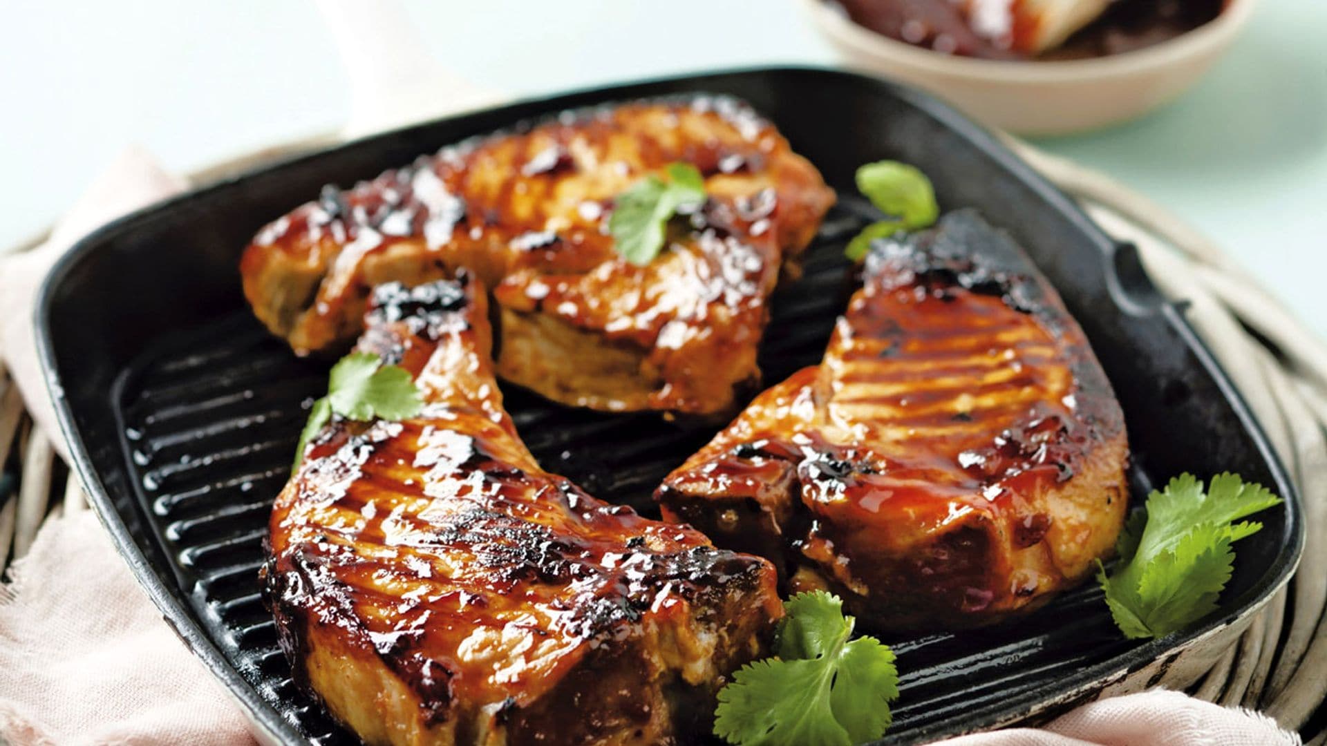 Chuletas de cerdo con salsa barbacoa de arándanos