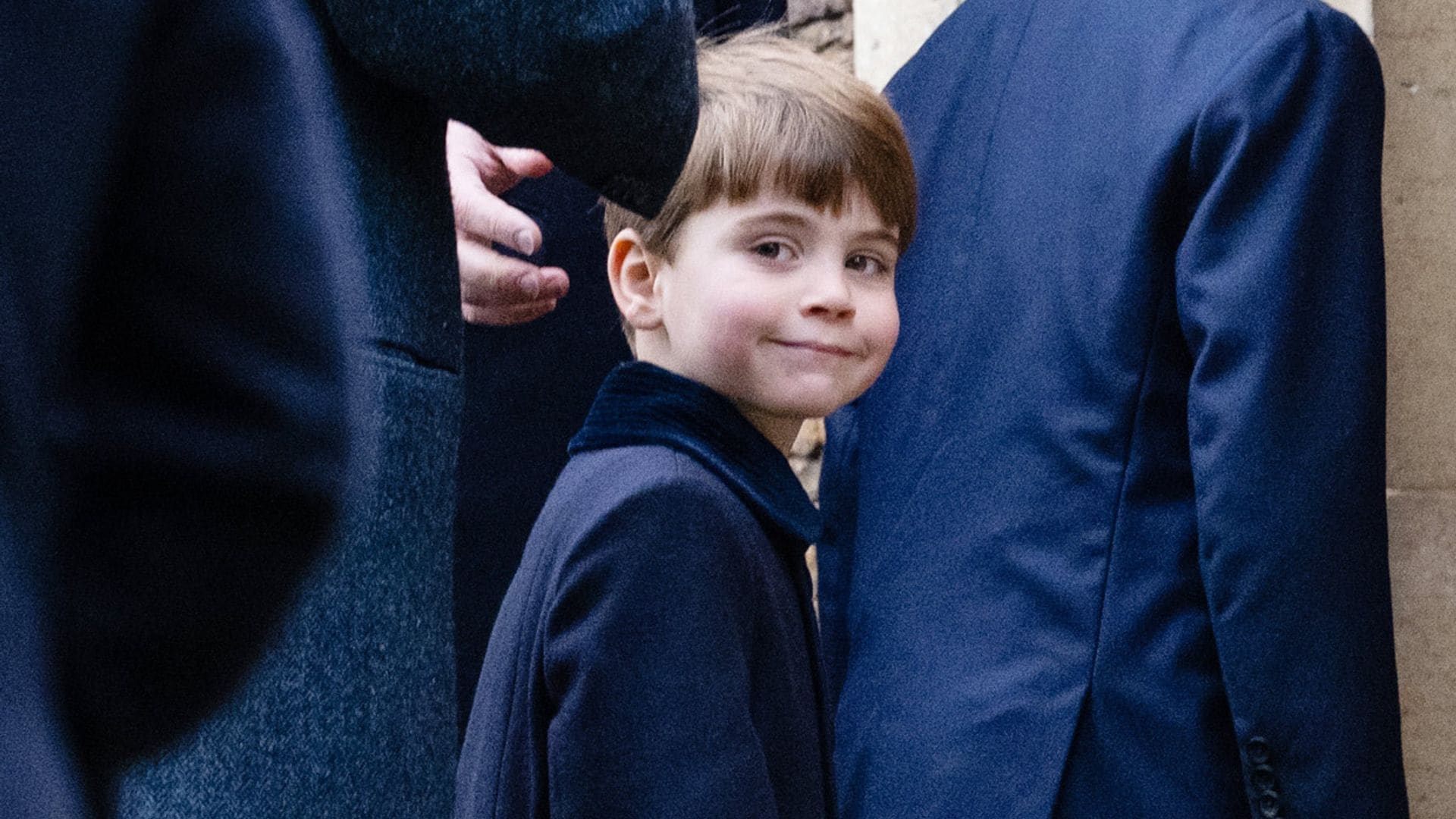 A sus 4 años, el príncipe Louis enamora en su primer gran baño de masas