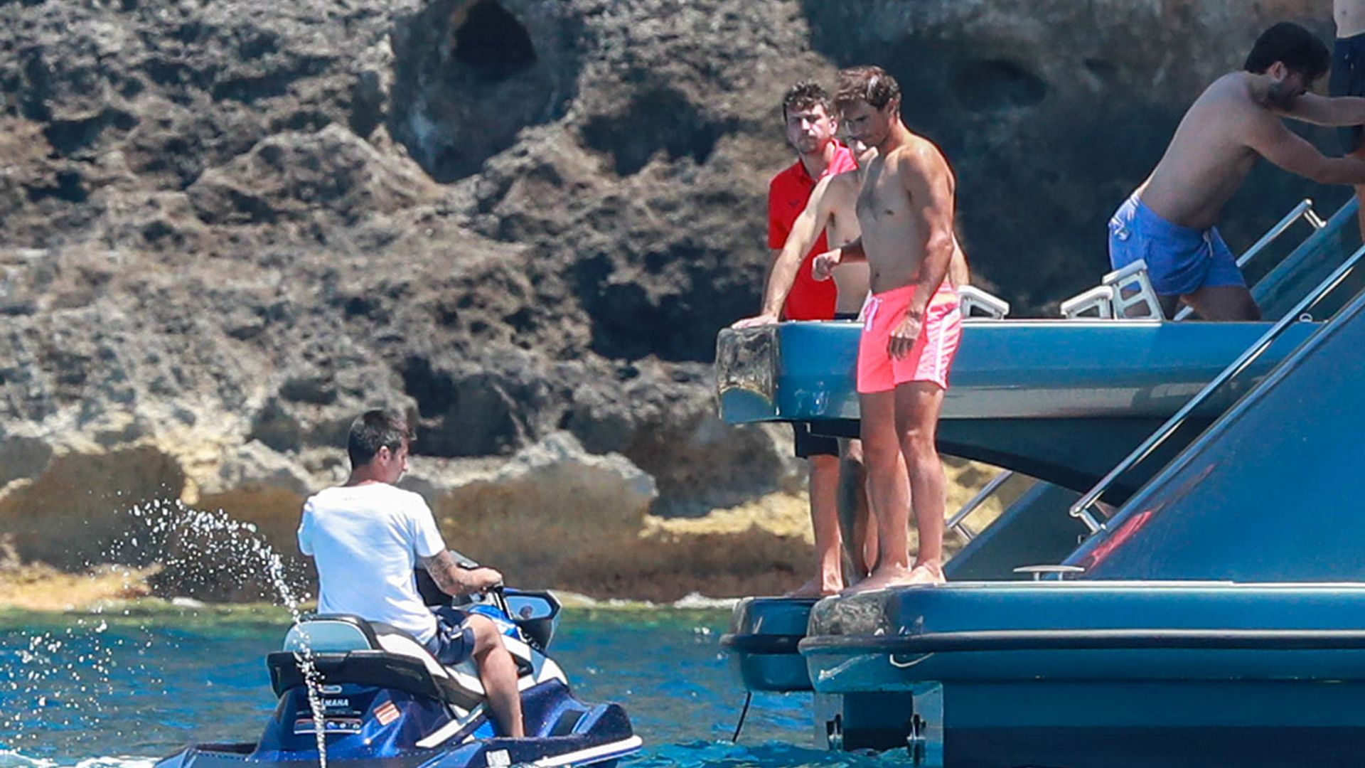 Rafa Nadal navega por aguas mallorquinas en su espectacular barco