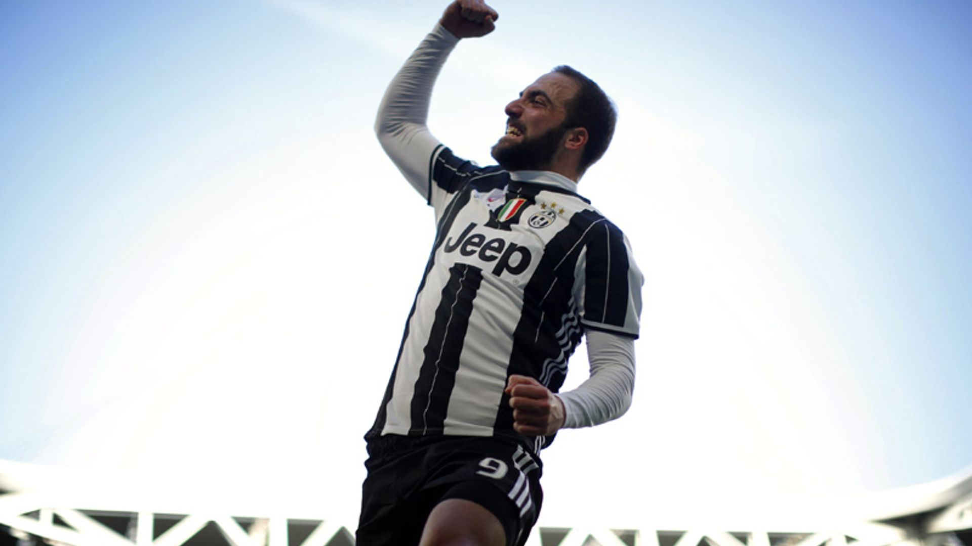 Gonzalo Higuaín, papá de una niña mientras su futuro en La Juventus sigue en el aire
