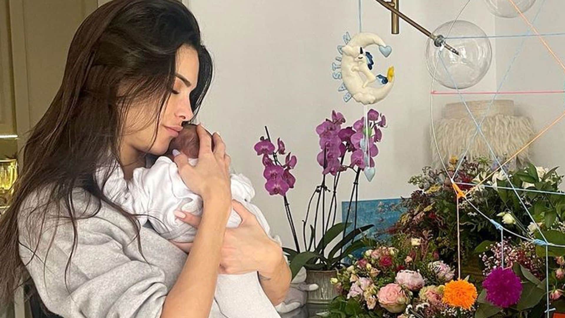 La animada velada de Carla Barber, muy recuperada, cinco días después de dar a luz