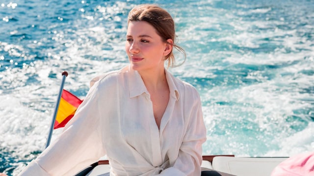 Miriam Giovanelli a bordo de una lancha en Mallorca