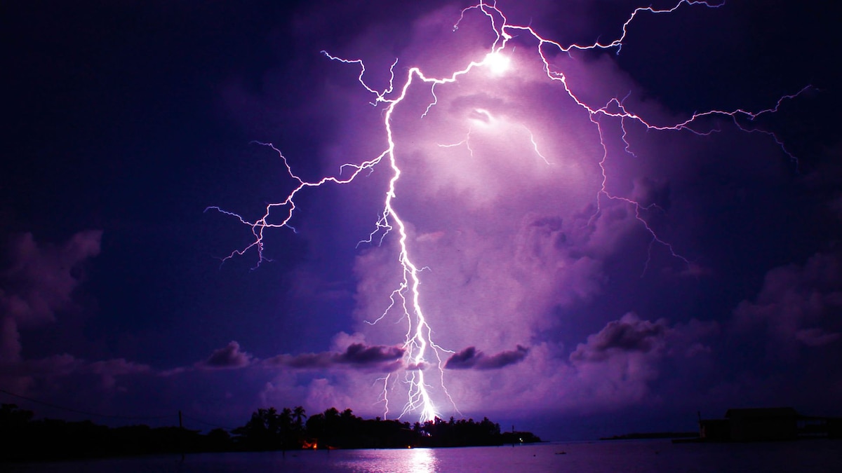 Fenómenos naturales tan increíbles que parecen de otro planeta: de las cuevas de hielo en Islandia hasta el relámpago eterno en Venezuela