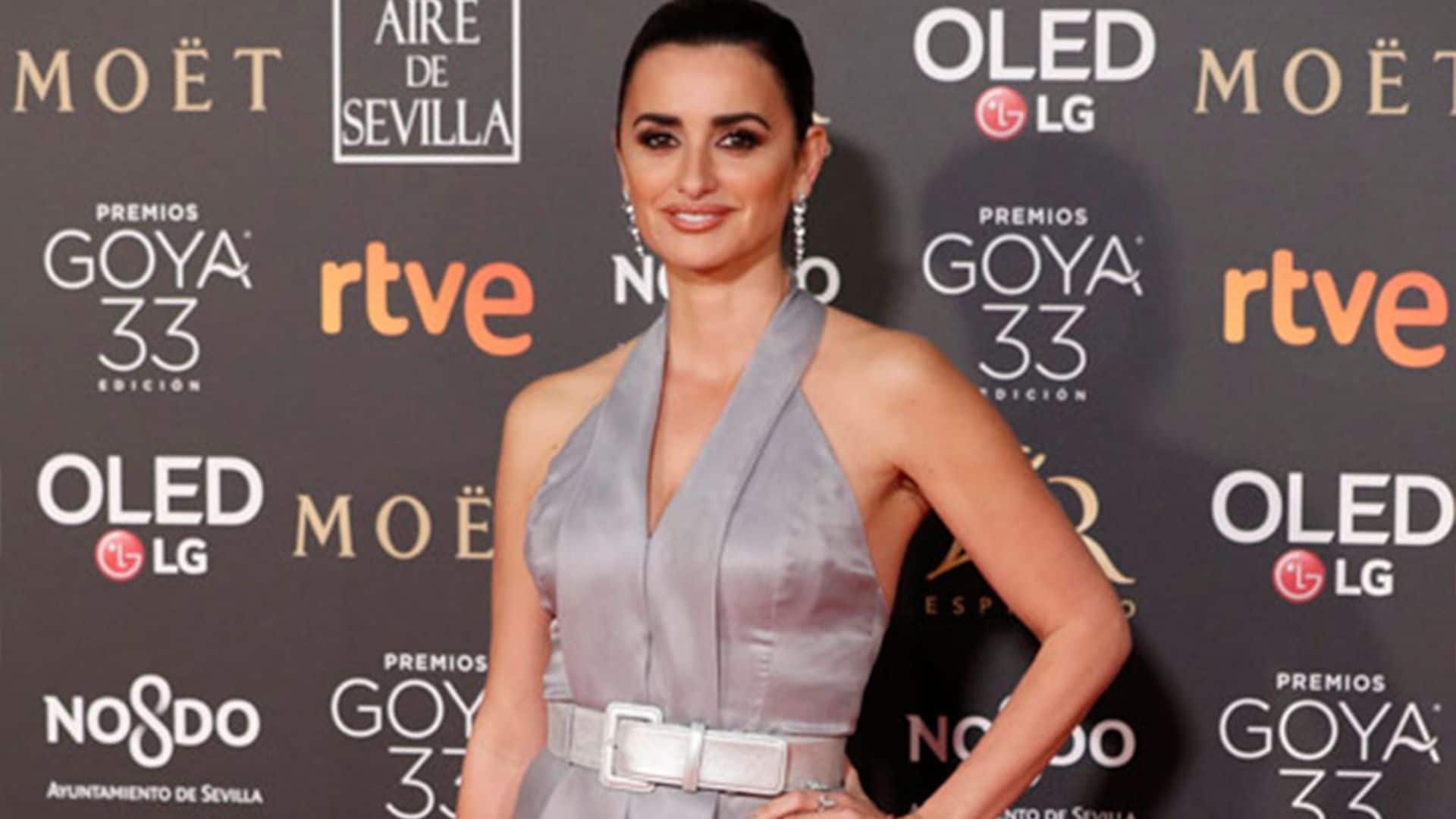 Penélope Cruz presume de curvas con un diseño de estética 'vintage'