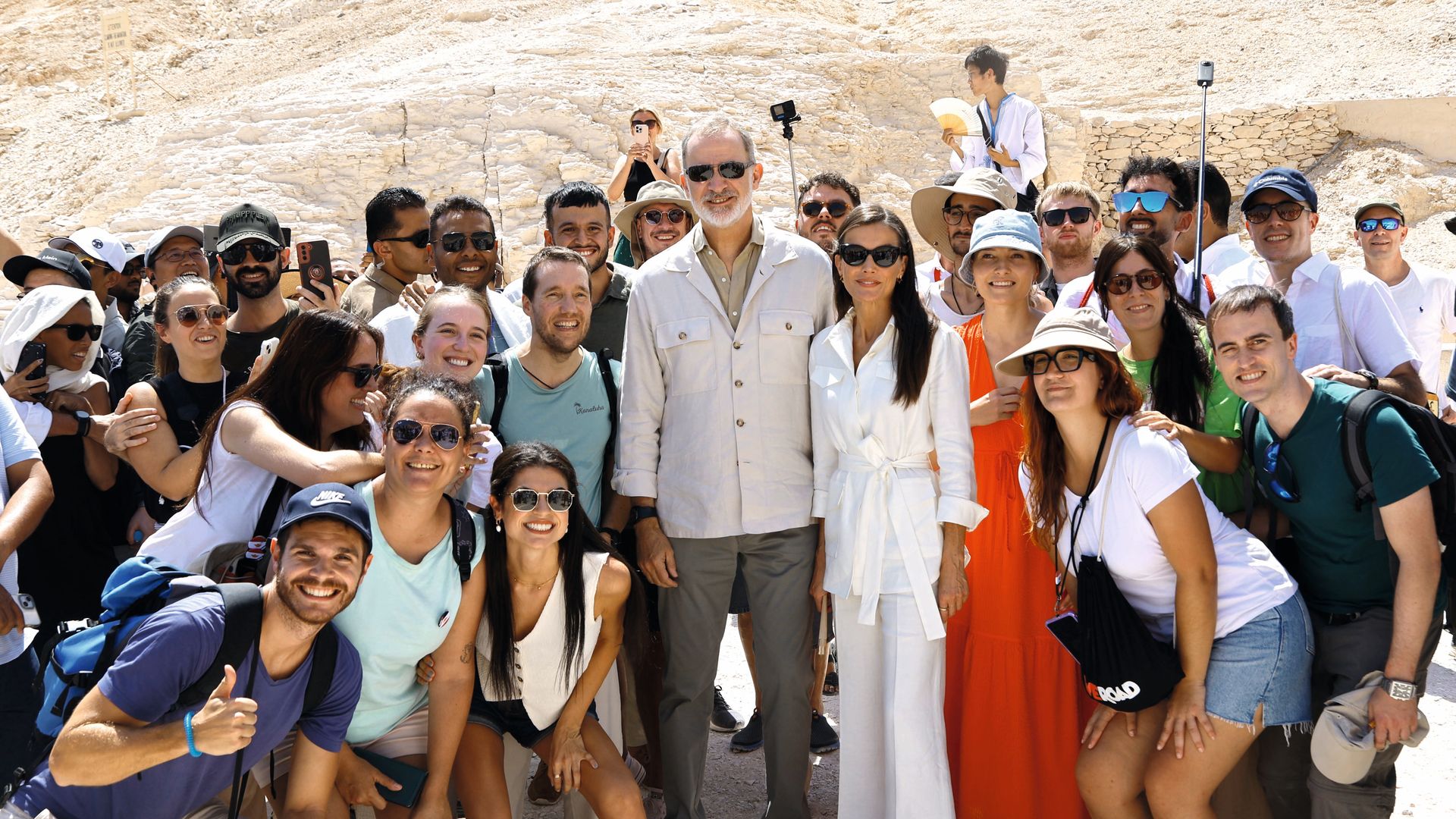Posando con un grupo de turistas españoles, y la Reina agradeciendo su labor a los trabajadores egipcios que colaboran en las expediciones españolas 