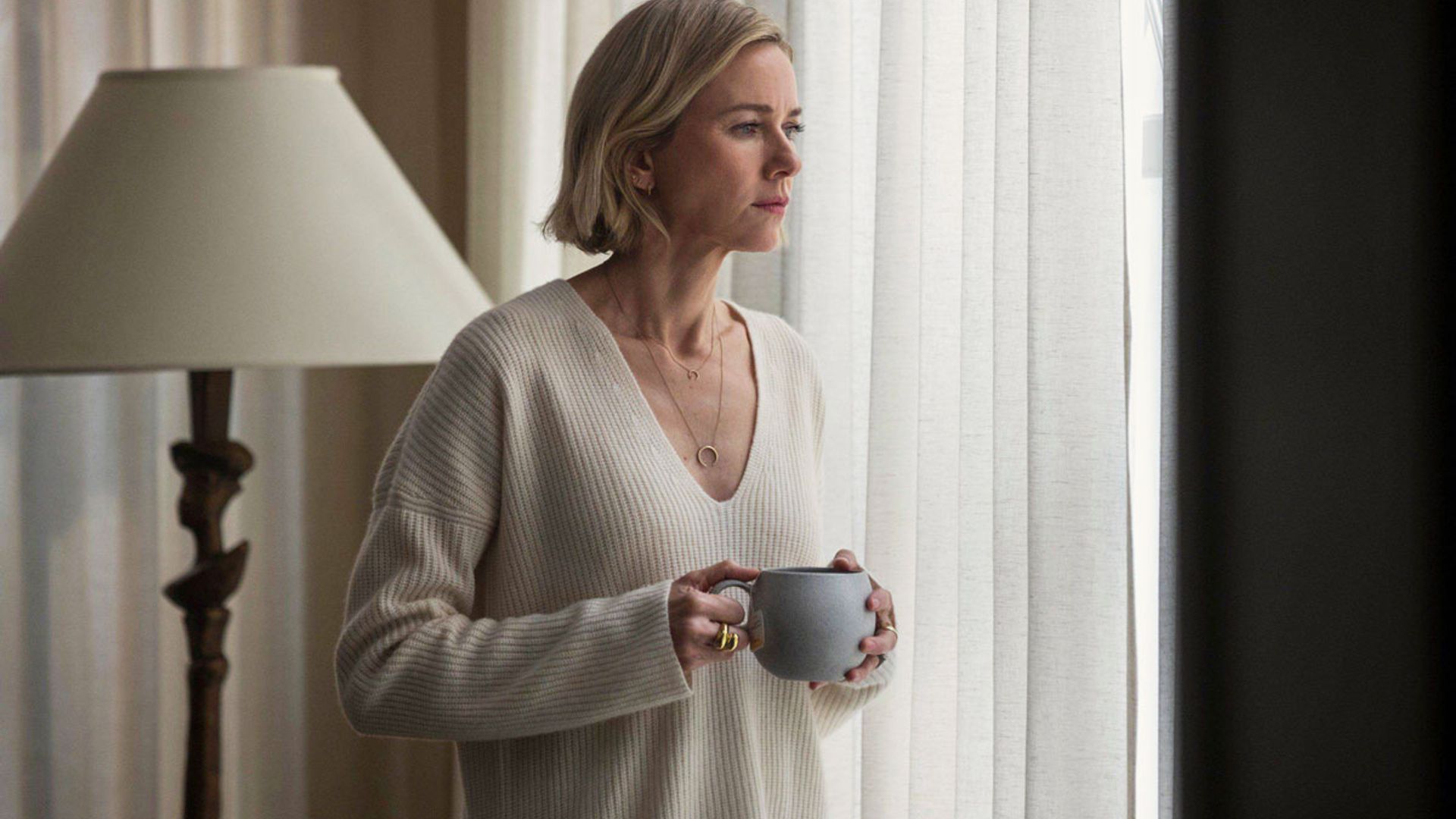 Ya puedes copiar los looks más impecables de Naomi Watts en 'El Vigilante'
