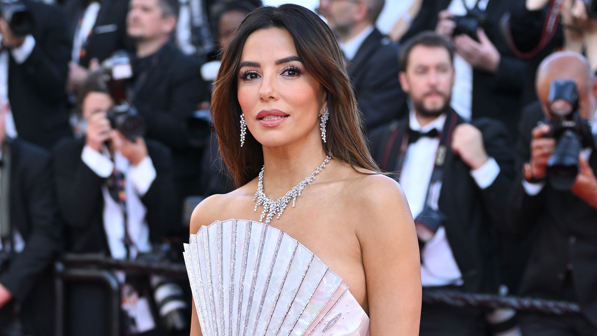 Del vestido sirena de Eva Longoria al azul zafiro de Demi Moore: los looks más impactantes de Cannes