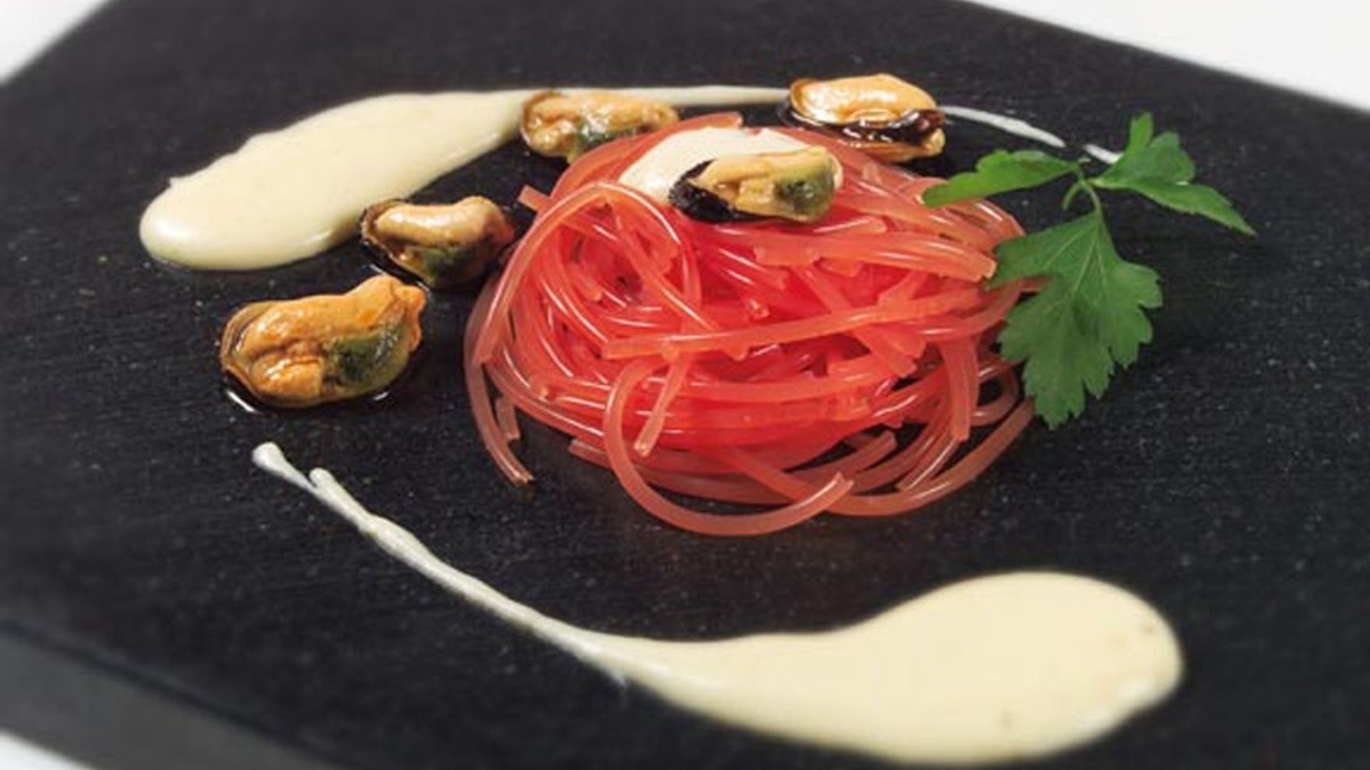 Espagueti de sandía con crema de queso fresca y mejillones