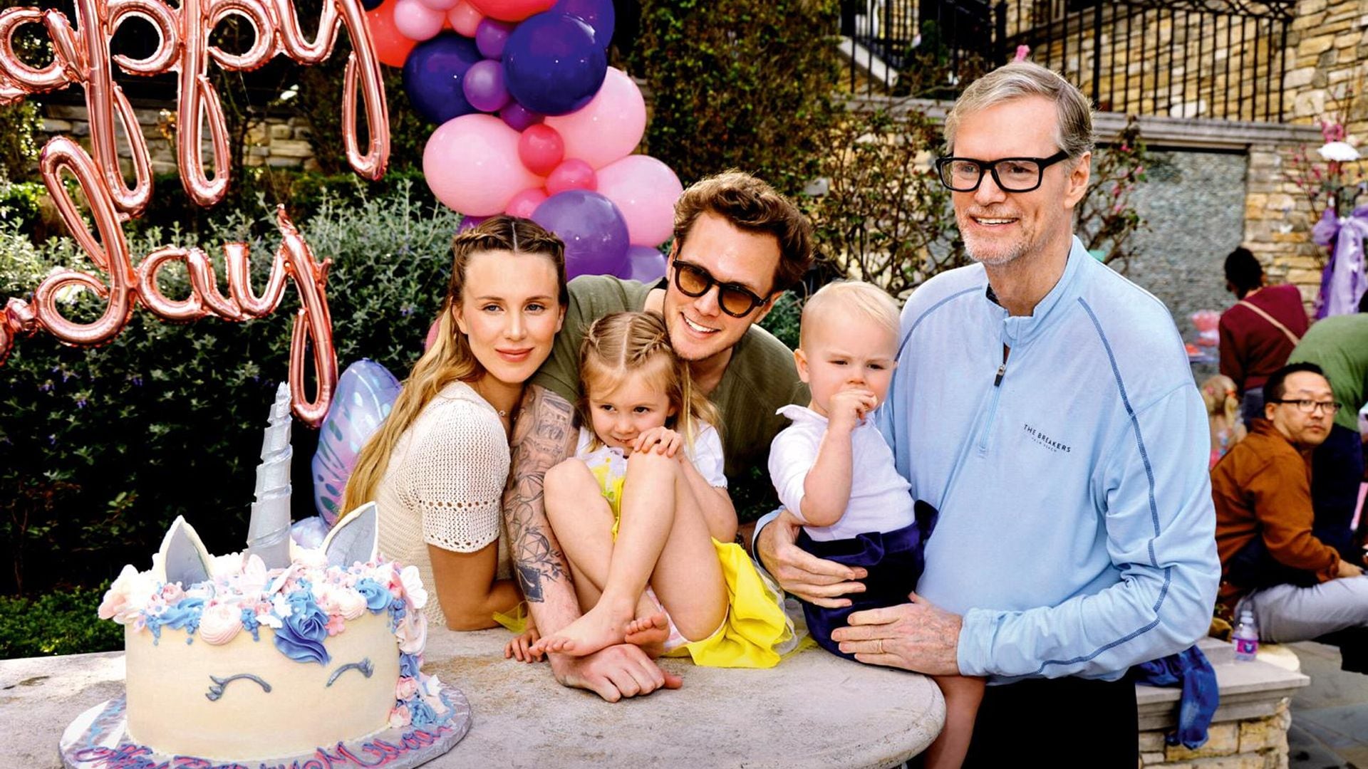 La familia Hilton tira la casa por la ventana en la fiesta de cumpleaños de Milou, sobrina de Paris