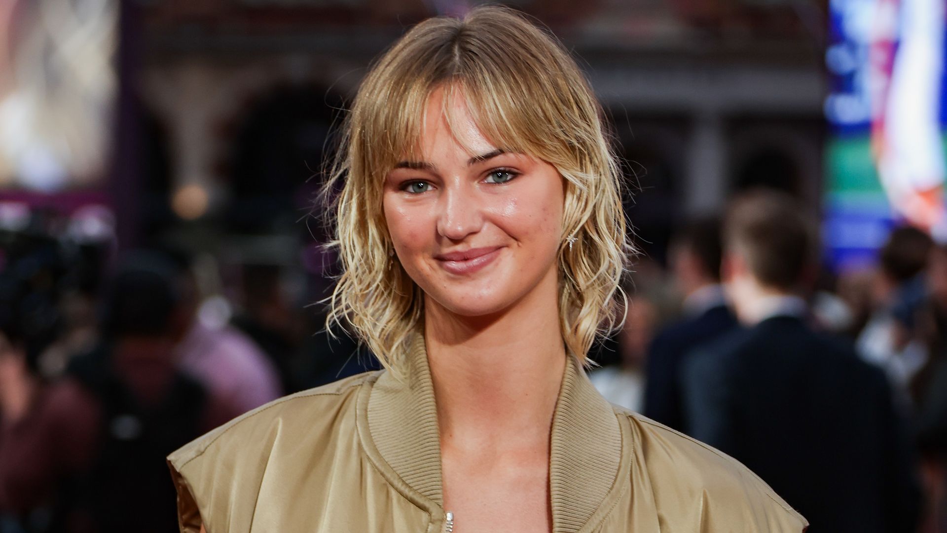 El atrevido estilo de Mia Regan, la joven modelo británica exnovia de ...