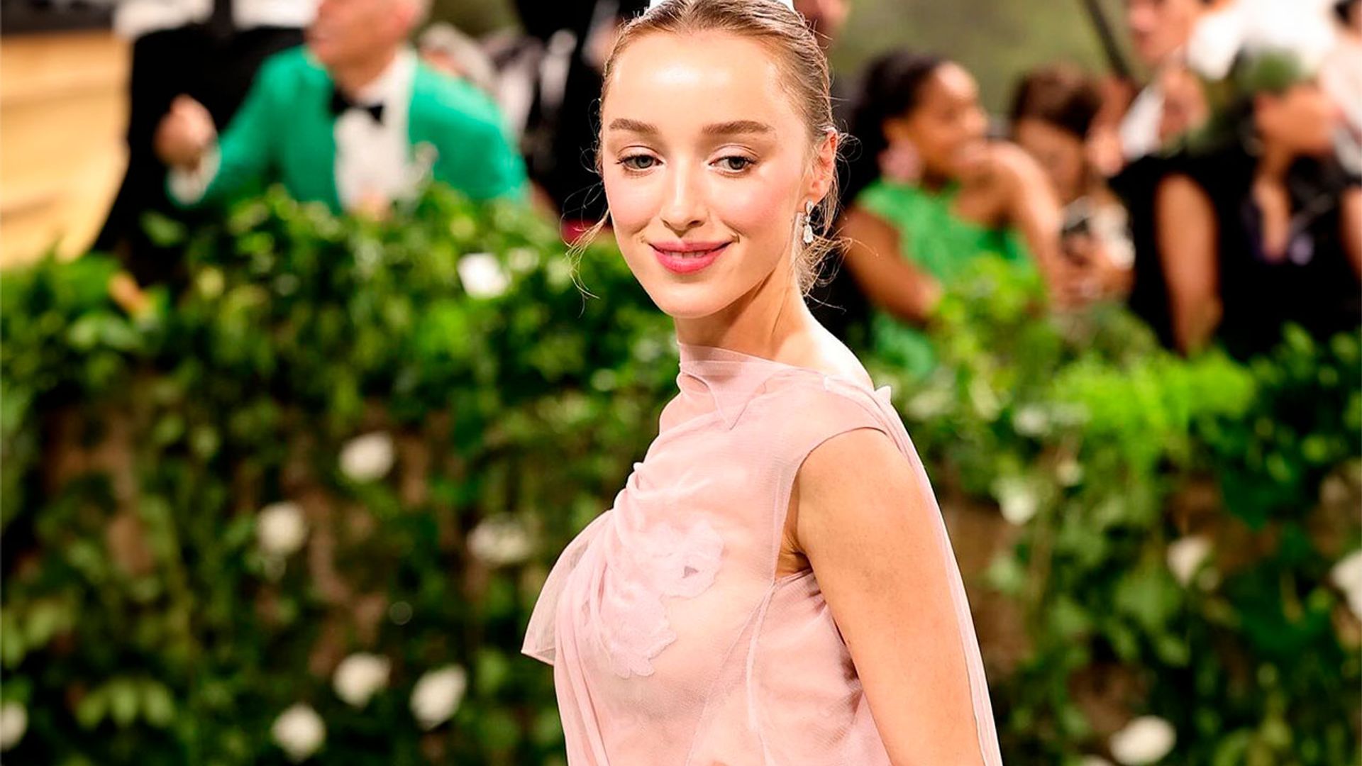 Un vestido de 300 flores para Phoebe Dynevor: el diseño con el que Victoria Beckham se ha colado en la MET Gala