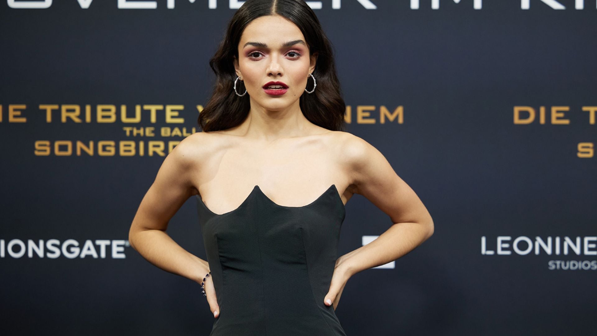 El vestidazo 'en llamas' de Rachel Zegler como homenaje a Jennifer Lawrence