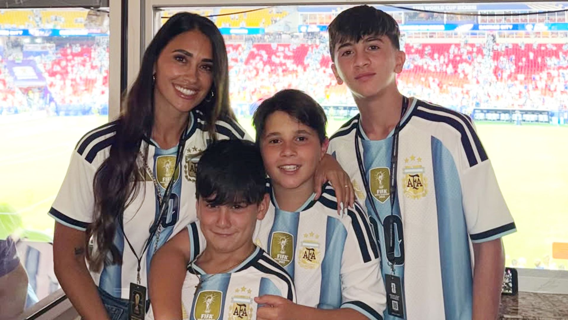 Antonela Roccuzzo y sus hijos en el Kansas City Stadium (Missouri) viendo el debut de la selección argentina en el Mundial, el 16 de junio de 2026