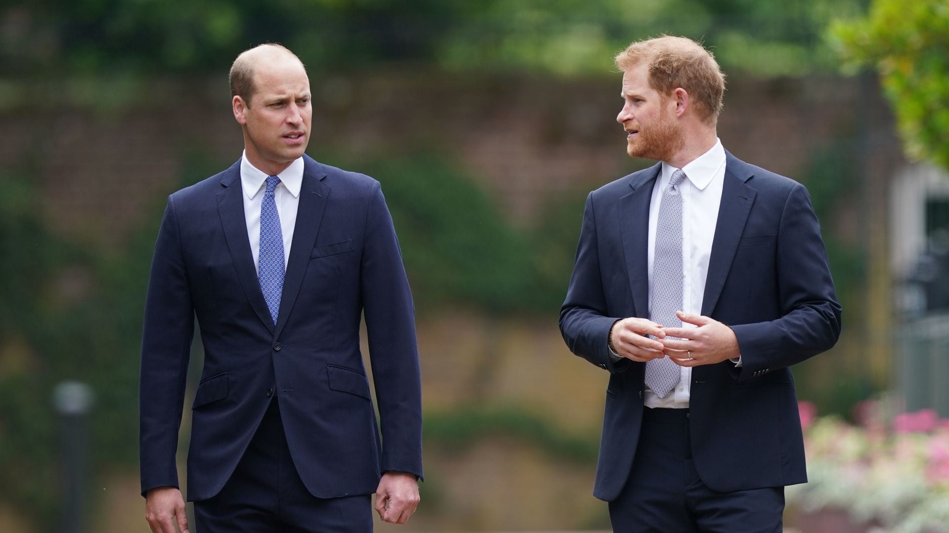El príncipe Harry contó en sus memorias que su hermano William se disgustó cuando supo que la reina Isabel II había autorizado que llevara barba el día de su boda con Meghan Markle. 