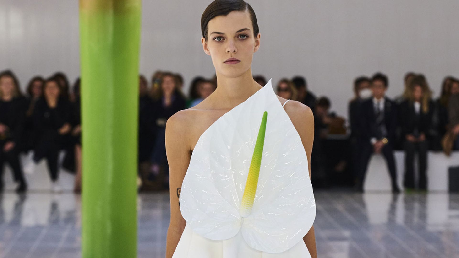 Loewe se aferra al surrealismo con flores extragrandes y prendas pixeladas