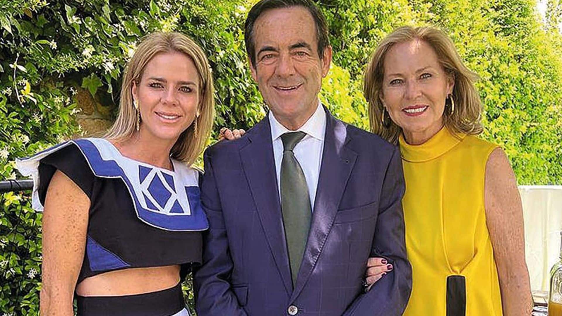 Amelia Bono y Manuel Martos celebran con los dos abuelos la comunión de su hijo Gonzalo
