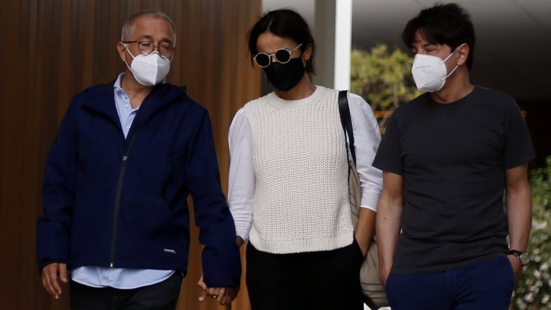 Cabizbajo y arropado por sus seres queridos: Javier Sardá acude al tanatorio de su hermana