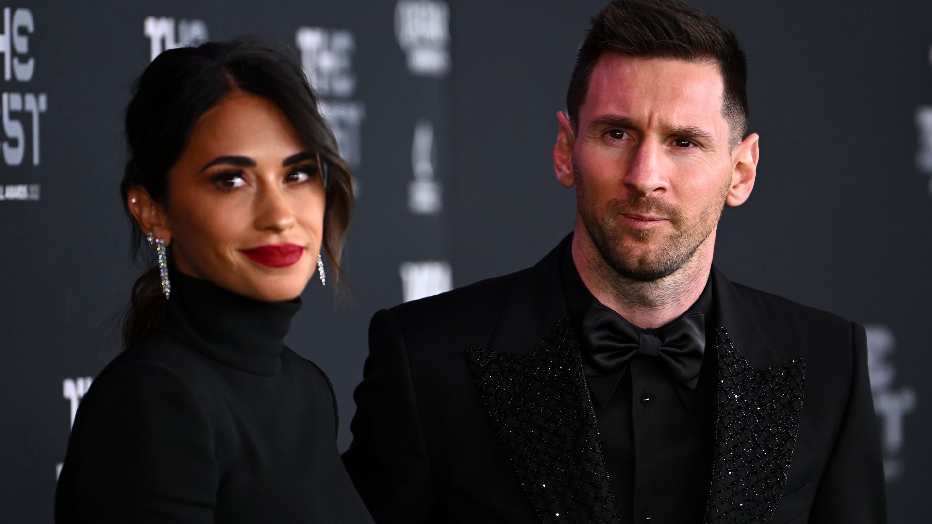 Antonela Roccuzzo y Lionel Messi en los The Best FIFA Football Awards 2022 en París, 2023.