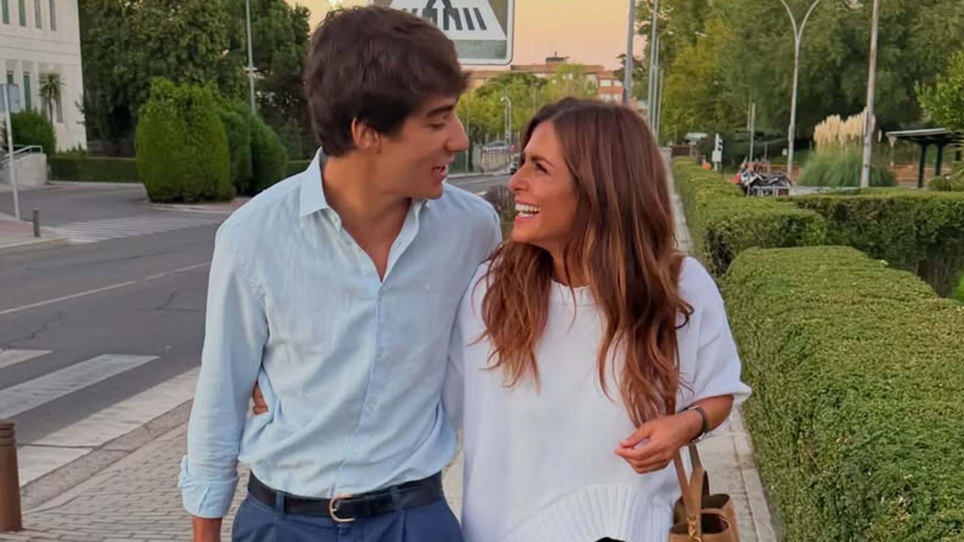 Pau, el mediano de los tres hijos de Nuria Roca y Juan del Val, acaba de cumplir 20 años y guarda un sorprendente parecido físico con su padre