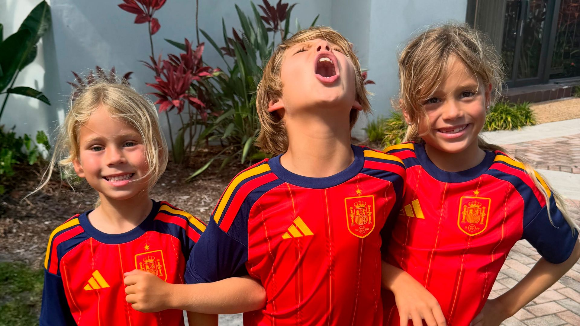 El espontáneo grito de "¡gol!" de Nicholas, el hijo de Enrique Iglesias, al celebrar la victoria de España junto a sus hermanas Lucy y Mary