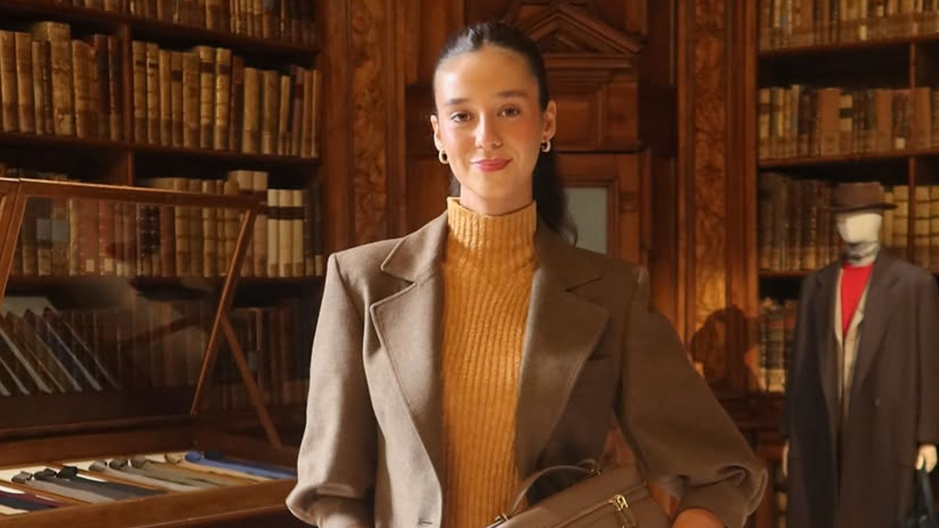 Victoria Federica con un traje de cashmere y top de cuello alto en la Semana de la Moda de Milán 2026.