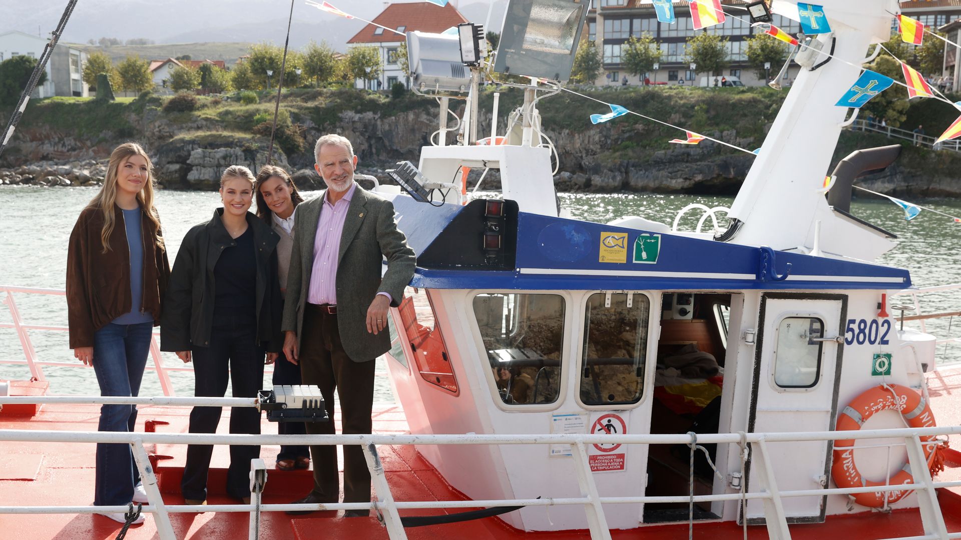 ​​El inoportuno y aparatoso resbalón de doña Letizia subida al barco del Pueblo Ejemplar 2026 que ha acabado con ella en el suelo