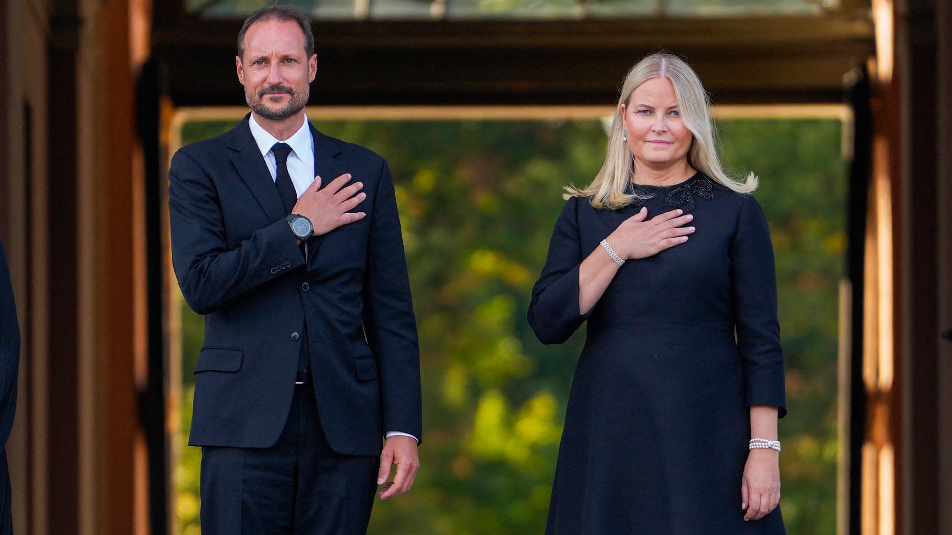 La princesa Martha Luisa, el rey Haakon VIII la reina Mette-Marit y la reina Sonja en la plaza del Palacio en Oslo.