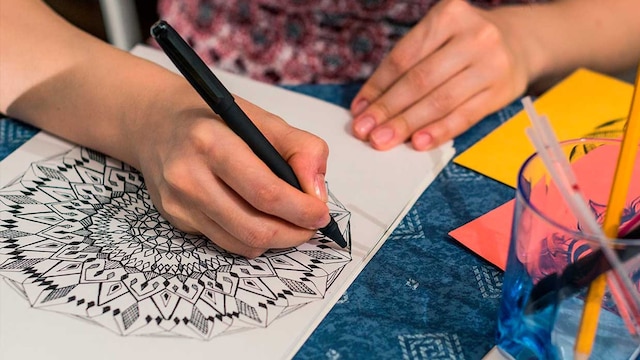 que representa color morado mandalas