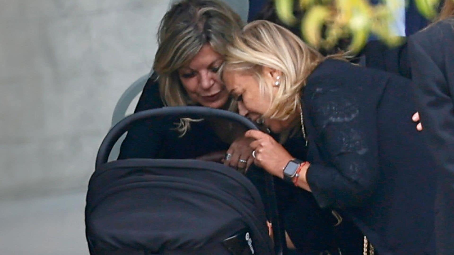 Las fotografías más esperadas: La sonrisa de Terelu y Carmen en su momento más duro