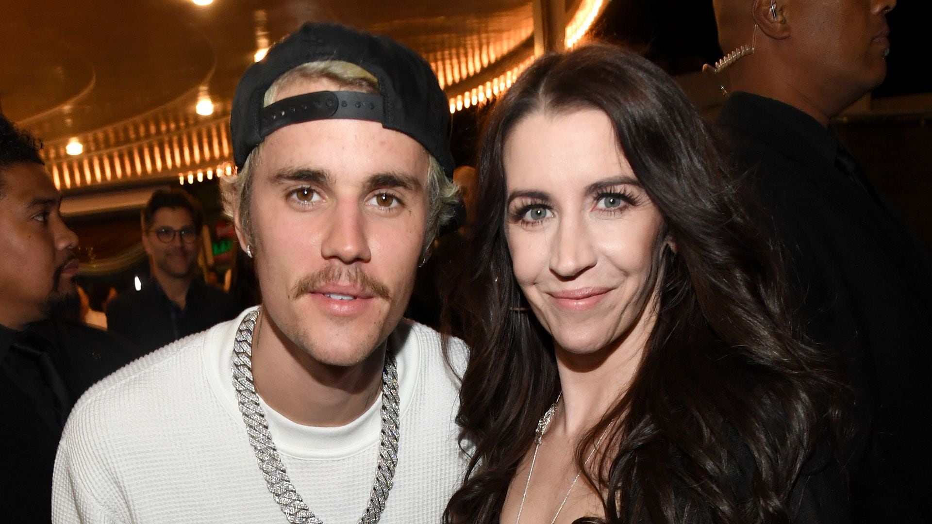 Justin Bieber celebra el cumpleaños 50 de su mamá, ajeno a la polémica que lo rodea
